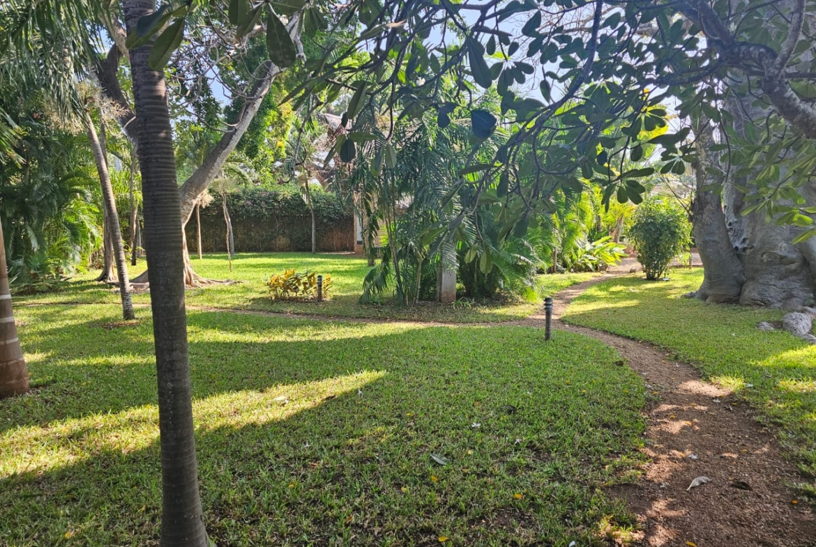 4-bedroom villa for sale on 1 acre; villa with pool for sale; fully furnished villa; one acre property; exclusive neighbourhood villa; Mkaazi real estate