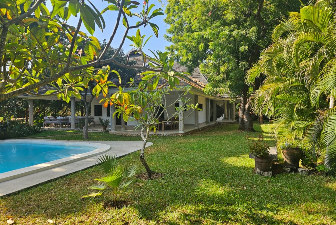 4-bedroom villa for sale on 1 acre; villa with pool for sale; fully furnished villa; one acre property; exclusive neighbourhood villa; Mkaazi real estate