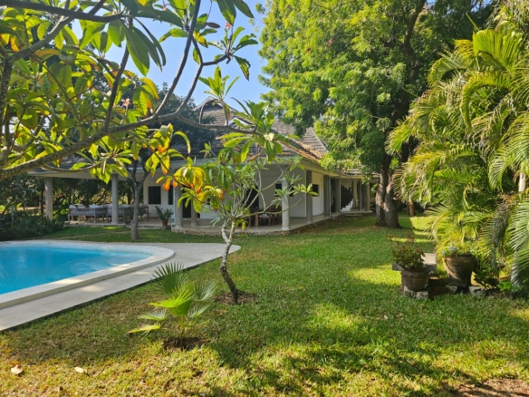 4-bedroom villa for sale on 1 acre; villa with pool for sale; fully furnished villa; one acre property; exclusive neighbourhood villa; Mkaazi real estate