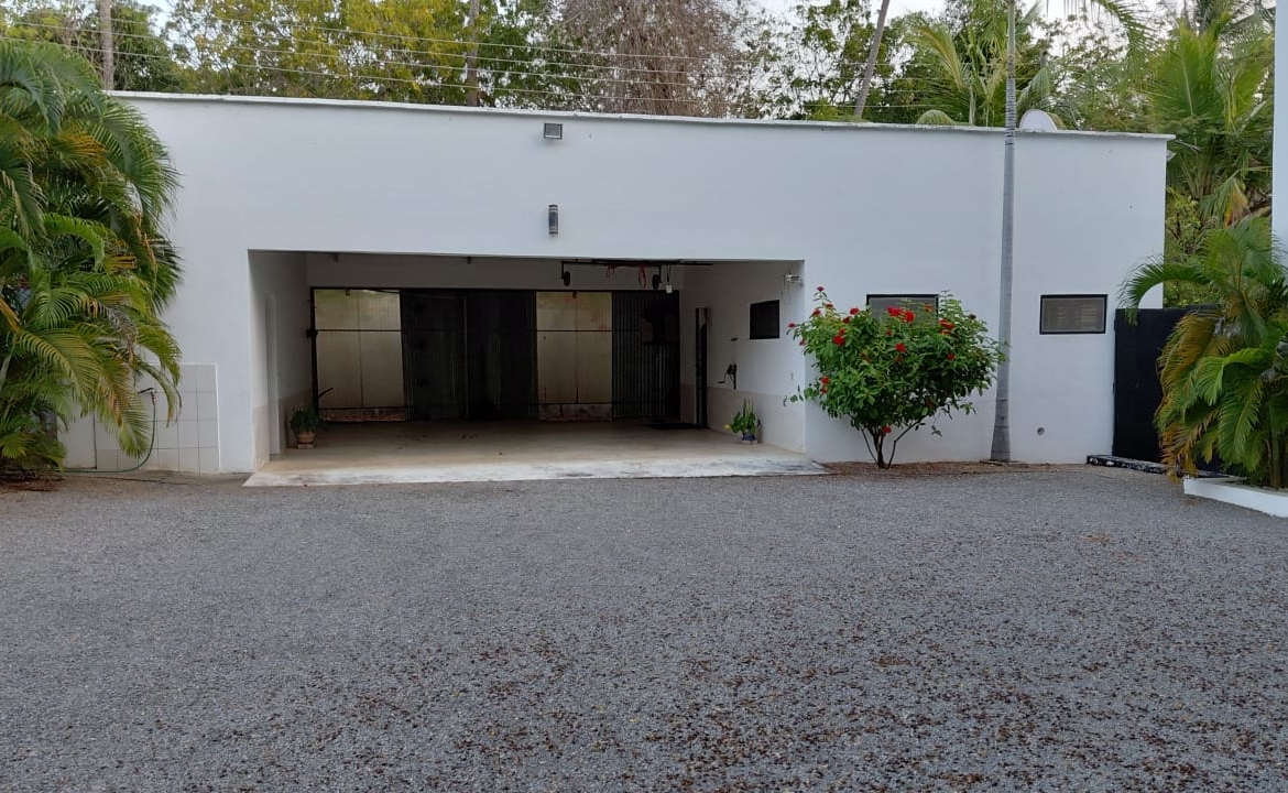 Luxury U-Shaped 4-Bedroom Home in Watamu | ½ Acre, Infinity Pool, 5-Car Garage & Private Garden – KES 42M