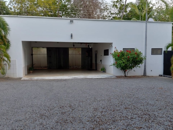 Luxury U-Shaped 4-Bedroom Home in Watamu | ½ Acre, Infinity Pool, 5-Car Garage & Private Garden – KES 42M