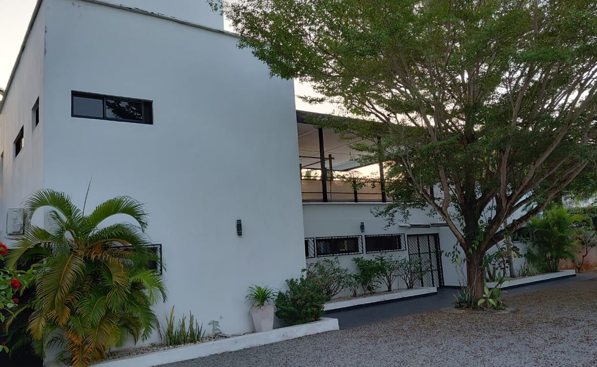 Luxury U-Shaped 4-Bedroom Home in Watamu | ½ Acre, Infinity Pool, 5-Car Garage & Private Garden – KES 42M