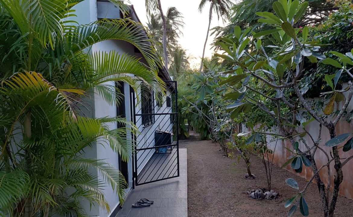 Luxury U-Shaped 4-Bedroom Home in Watamu | ½ Acre, Infinity Pool, 5-Car Garage & Private Garden – KES 42M