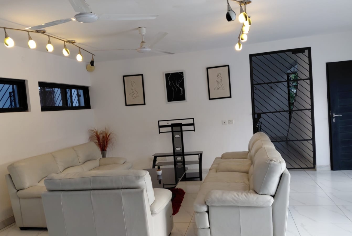 Luxury U-Shaped 4-Bedroom Home in Watamu | ½ Acre, Infinity Pool, 5-Car Garage & Private Garden – KES 42M