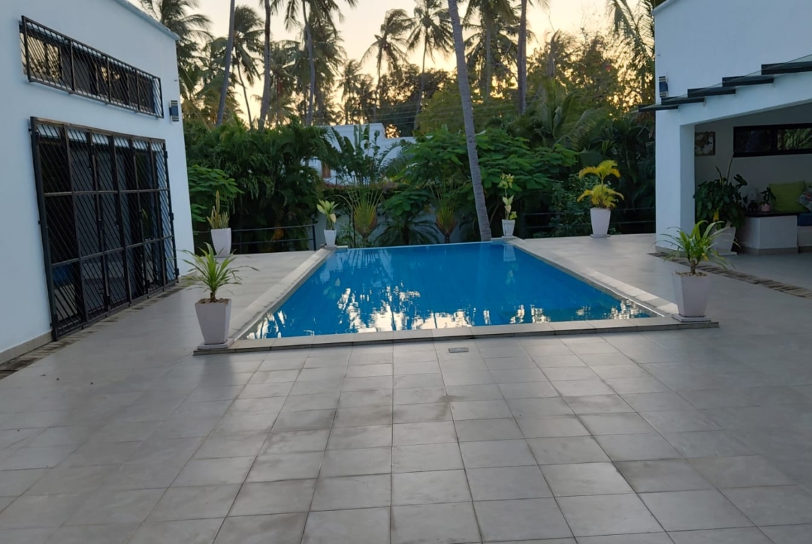 Luxury U-Shaped 4-Bedroom Home in Watamu | ½ Acre, Infinity Pool, 5-Car Garage & Private Garden – KES 42M