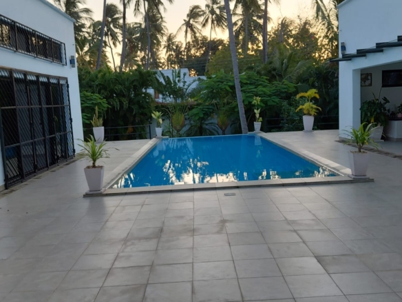 Luxury U-Shaped 4-Bedroom Home in Watamu | ½ Acre, Infinity Pool, 5-Car Garage & Private Garden – KES 42M