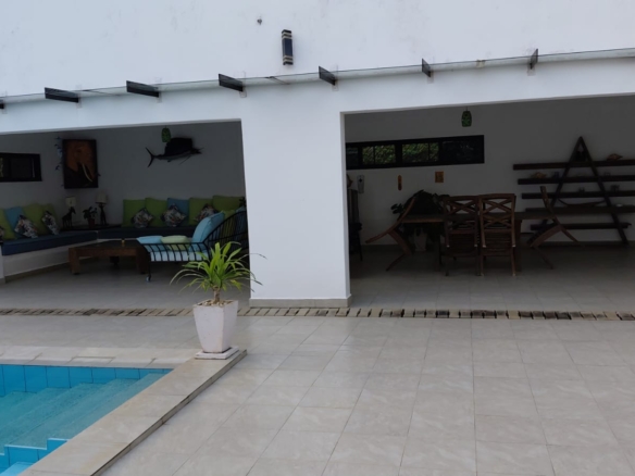 Luxury U-Shaped 4-Bedroom Home in Watamu | ½ Acre, Infinity Pool, 5-Car Garage & Private Garden – KES 42M