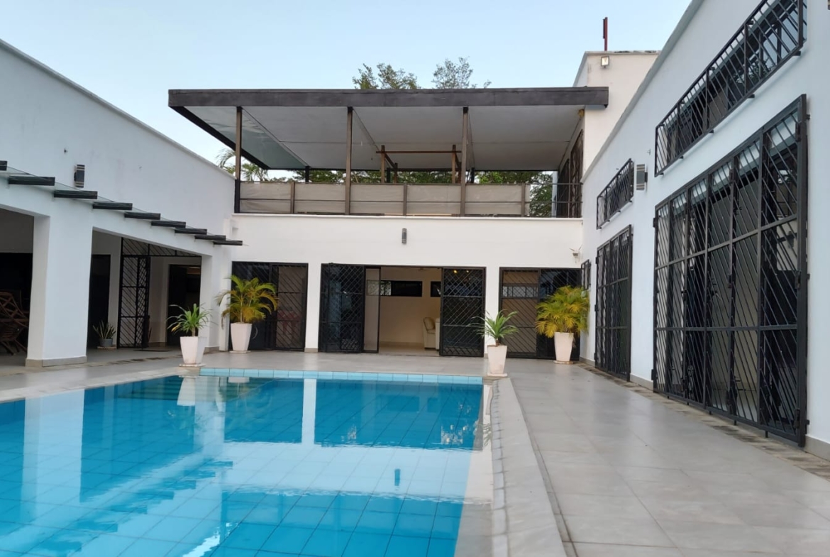 Luxury U-Shaped 4-Bedroom Home in Watamu | ½ Acre, Infinity Pool, 5-Car Garage & Private Garden – KES 42M