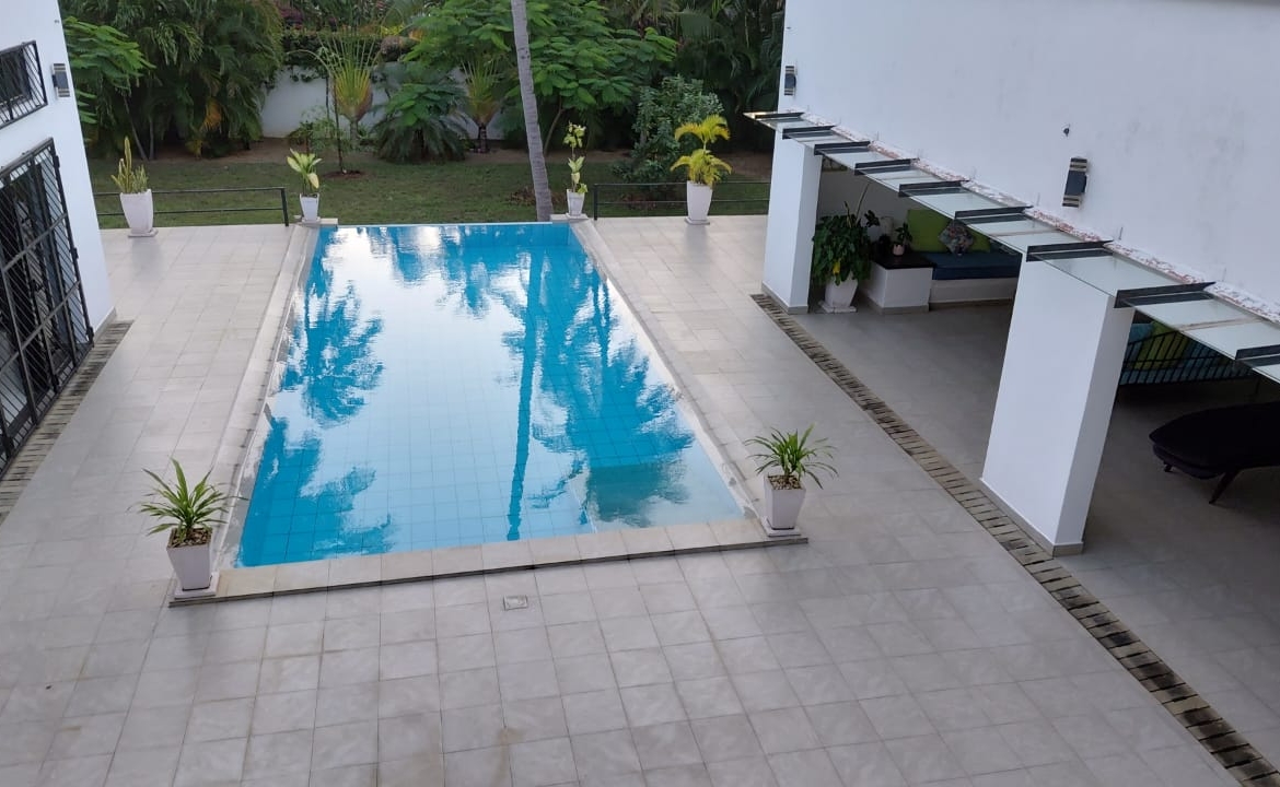 Luxury U-Shaped 4-Bedroom Home in Watamu | ½ Acre, Infinity Pool, 5-Car Garage & Private Garden – KES 42M