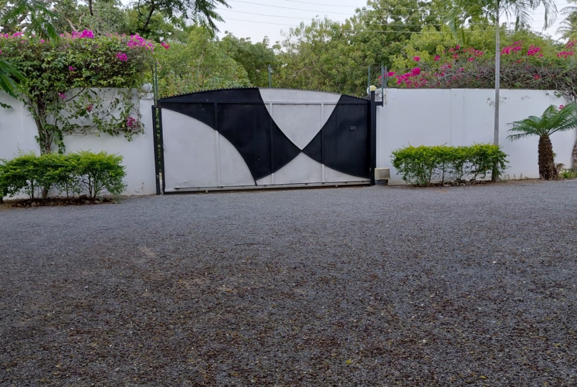 Luxury U-Shaped 4-Bedroom Home in Watamu | ½ Acre, Infinity Pool, 5-Car Garage & Private Garden – KES 42M
