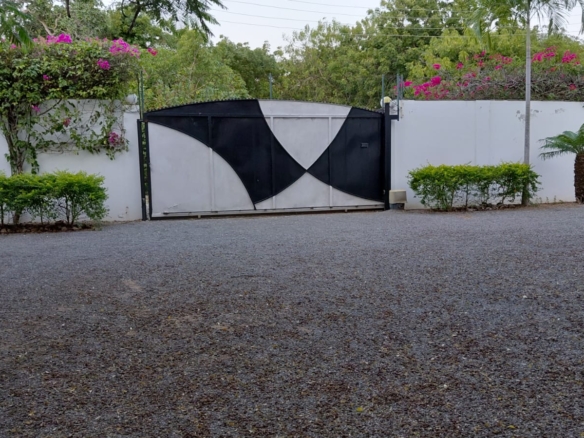 Luxury U-Shaped 4-Bedroom Home in Watamu | ½ Acre, Infinity Pool, 5-Car Garage & Private Garden – KES 42M