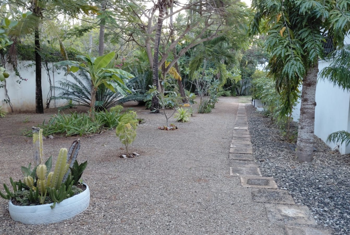 Luxury U-Shaped 4-Bedroom Home in Watamu | ½ Acre, Infinity Pool, 5-Car Garage & Private Garden – KES 42M