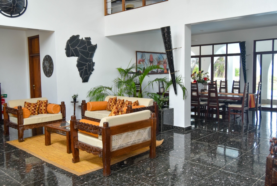 Rozzies Villa, malindi Luxurious Beachfront Holiday Villa, 6 Bedrooms