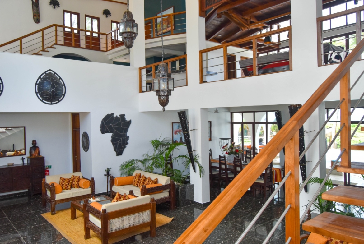 Rozzies Villa, malindi Luxurious Beachfront Holiday Villa, 6 Bedrooms