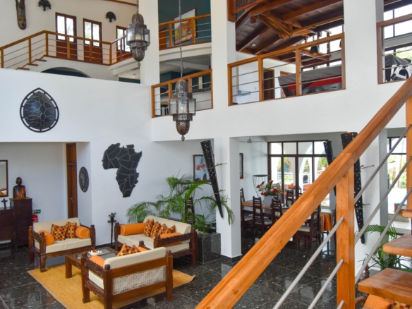 Rozzies Villa, malindi Luxurious Beachfront Holiday Villa, 6 Bedrooms