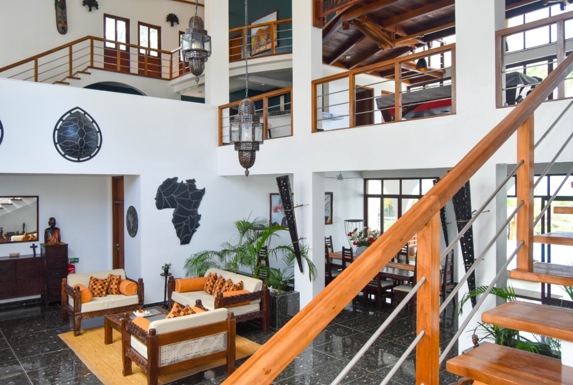 Rozzies Villa, malindi Luxurious Beachfront Holiday Villa, 6 Bedrooms