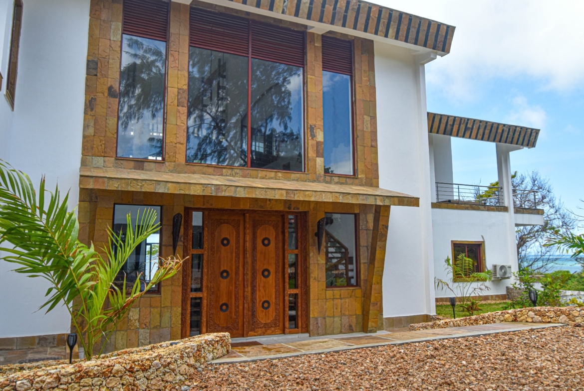 Rozzies Villa, malindi Luxurious Beachfront Holiday Villa, 6 Bedrooms
