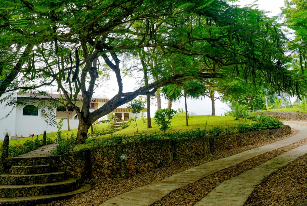 Rozzies Villa, malindi Luxurious Beachfront Holiday Villa, 6 Bedrooms