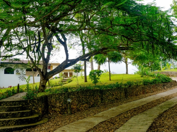 Rozzies Villa, malindi Luxurious Beachfront Holiday Villa, 6 Bedrooms