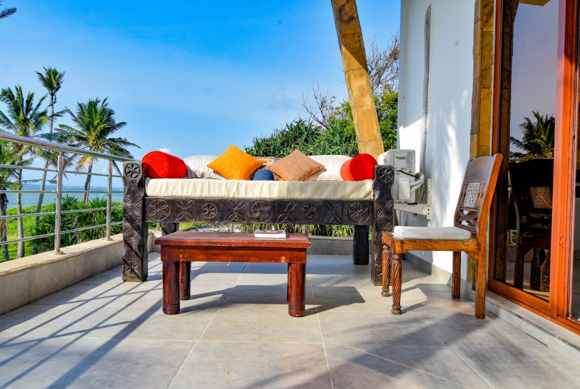Rozzies Villa, malindi Luxurious Beachfront Holiday Villa, 6 Bedrooms