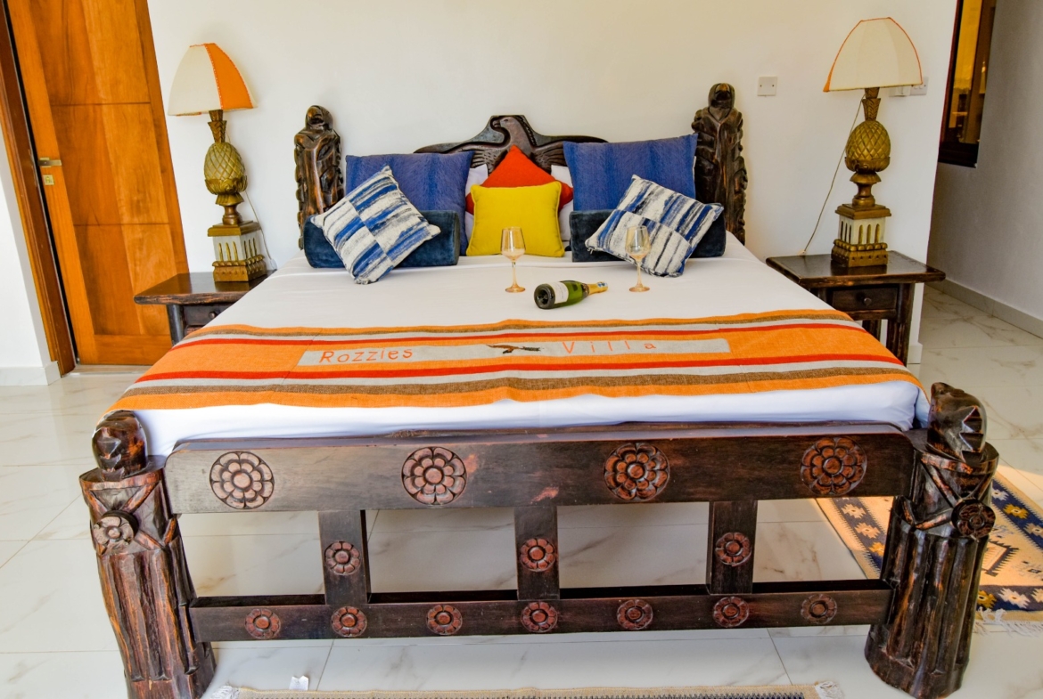 Rozzies Villa, malindi Luxurious Beachfront Holiday Villa, 6 Bedrooms