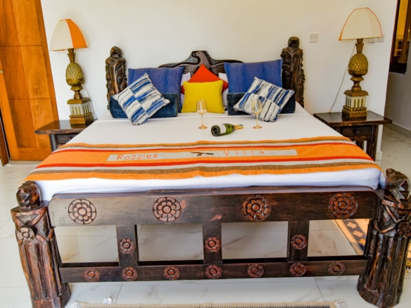 Rozzies Villa, malindi Luxurious Beachfront Holiday Villa, 6 Bedrooms