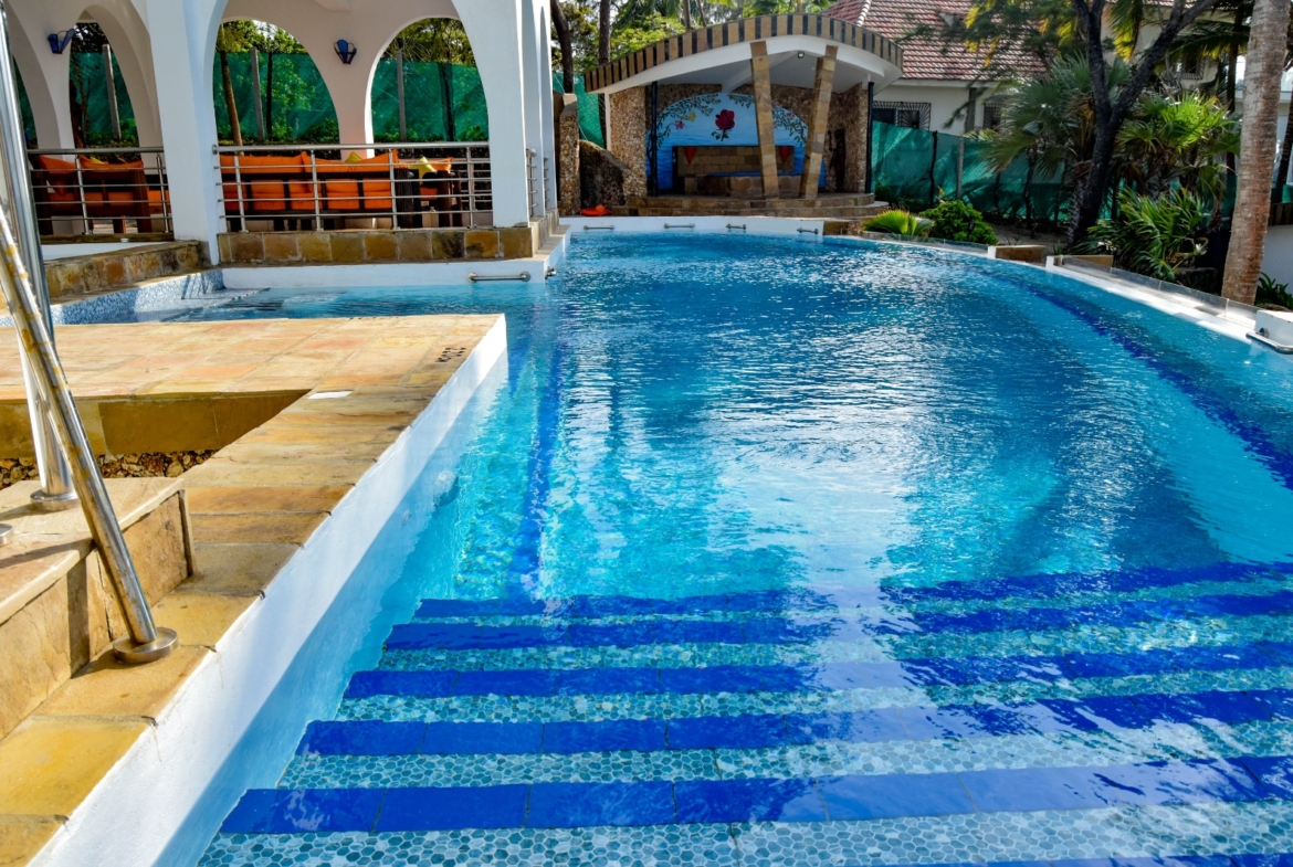 Rozzies Villa, malindi Luxurious Beachfront Holiday Villa, 6 Bedrooms