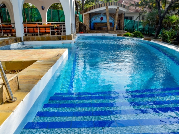 Rozzies Villa, malindi Luxurious Beachfront Holiday Villa, 6 Bedrooms