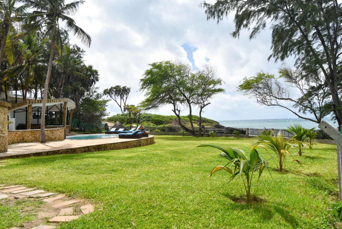 Rozzies Villa, malindi Luxurious Beachfront Holiday Villa, 6 Bedrooms
