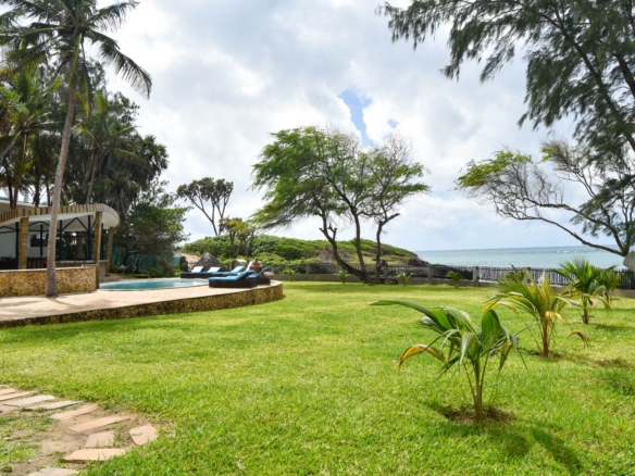 Rozzies Villa, malindi Luxurious Beachfront Holiday Villa, 6 Bedrooms