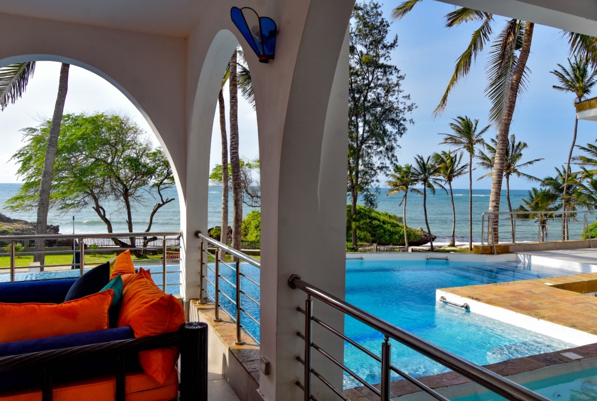 Rozzies Villa, malindi Luxurious Beachfront Holiday Villa, 6 Bedrooms