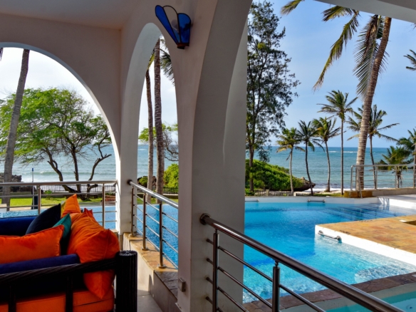 Rozzies Villa, malindi Luxurious Beachfront Holiday Villa, 6 Bedrooms