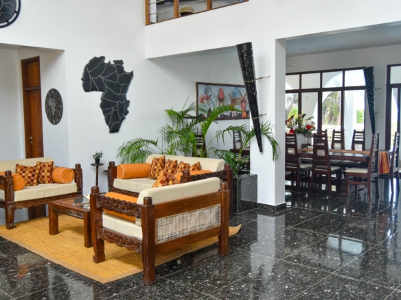 Rozzies Villa, malindi Luxurious Beachfront Holiday Villa, 6 Bedrooms
