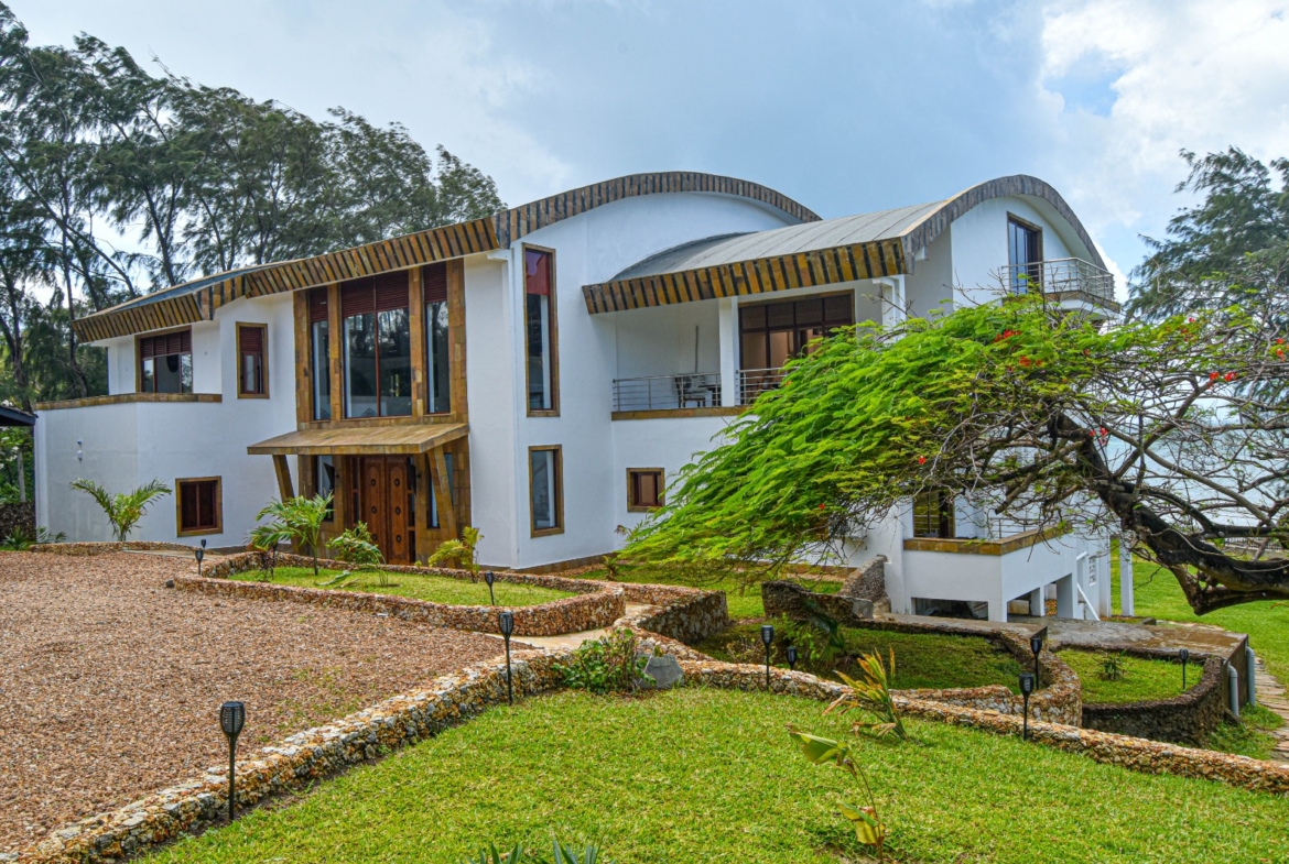 Rozzies Villa, malindi Luxurious Beachfront Holiday Villa, 6 Bedrooms