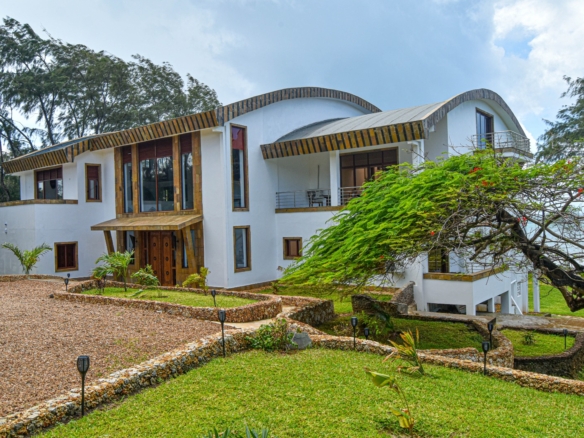 Rozzies Villa, malindi Luxurious Beachfront Holiday Villa, 6 Bedrooms