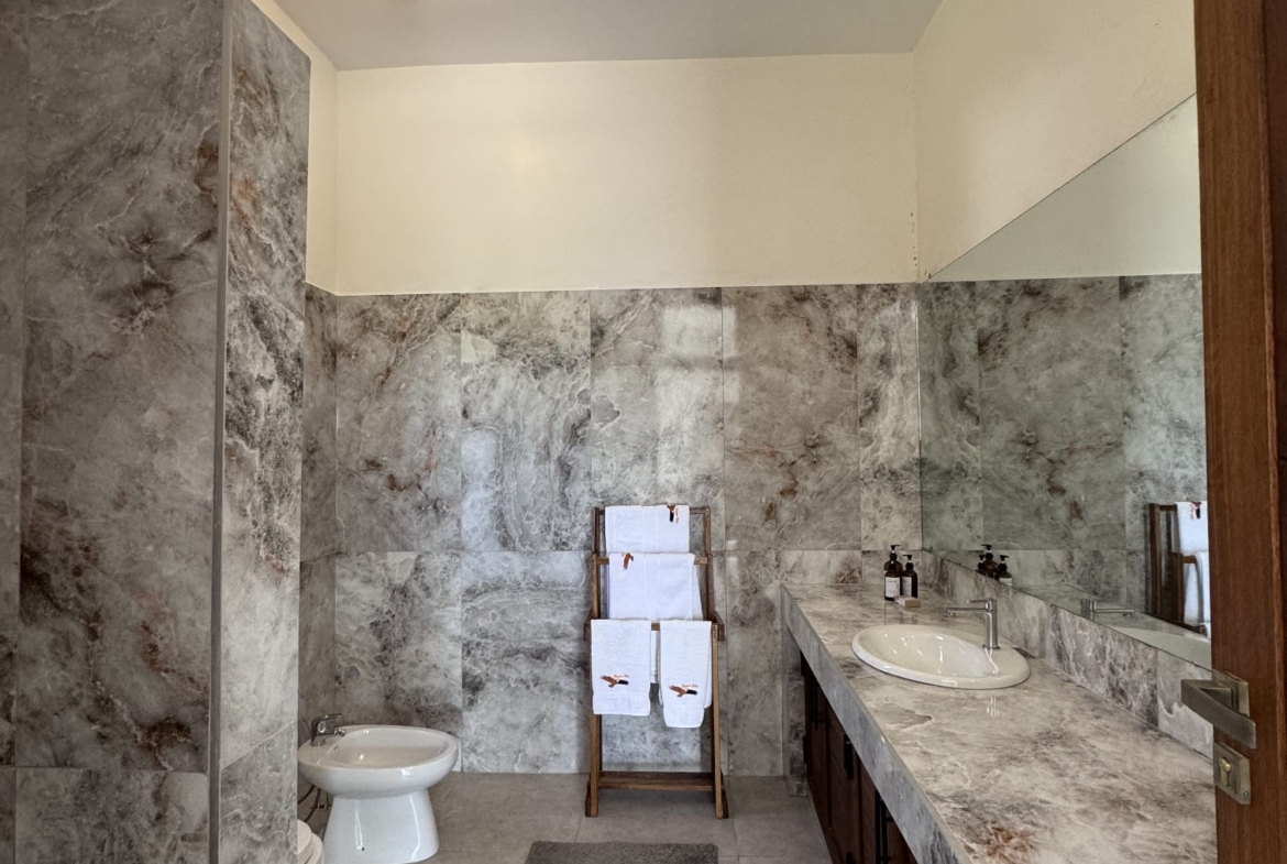 Rozzies Villa, malindi Luxurious Beachfront Holiday Villa, 6 Bedrooms