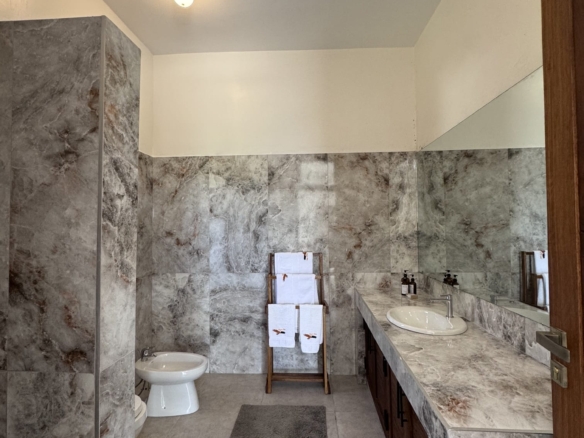 Rozzies Villa, malindi Luxurious Beachfront Holiday Villa, 6 Bedrooms