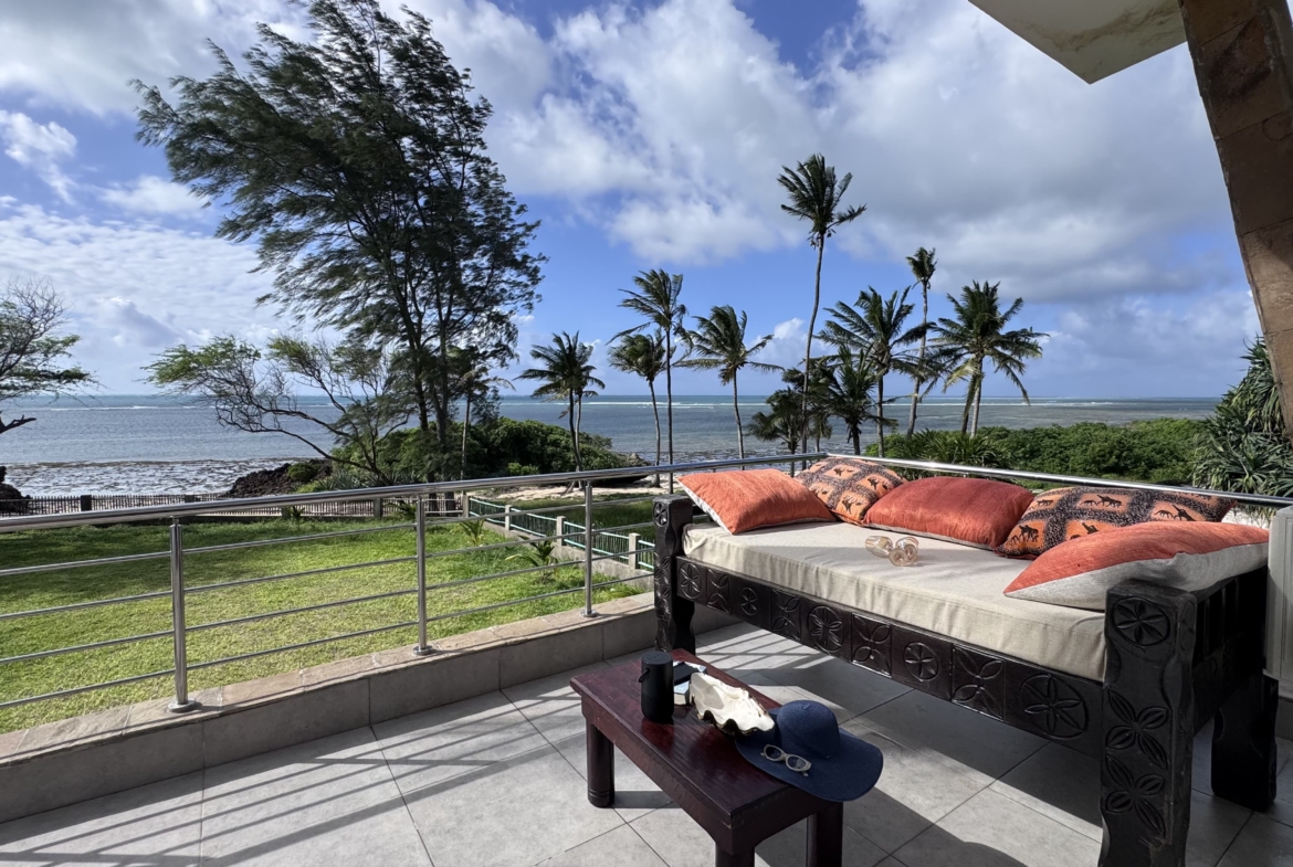 Rozzies Villa, malindi Luxurious Beachfront Holiday Villa, 6 Bedrooms