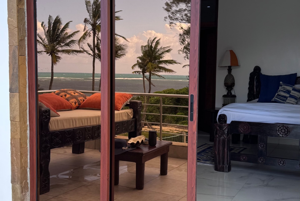 Rozzies Villa, malindi Luxurious Beachfront Holiday Villa, 6 Bedrooms