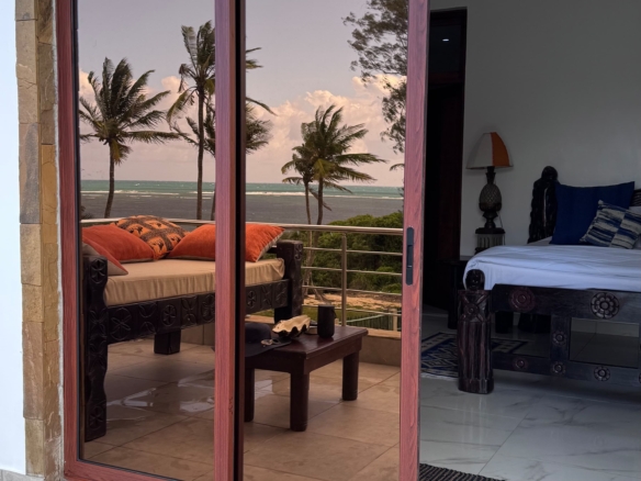 Rozzies Villa, malindi Luxurious Beachfront Holiday Villa, 6 Bedrooms