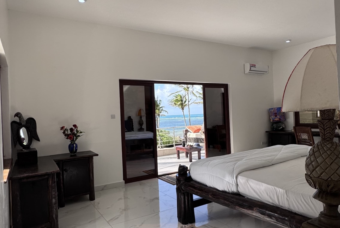 Rozzies Villa, malindi Luxurious Beachfront Holiday Villa, 6 Bedrooms