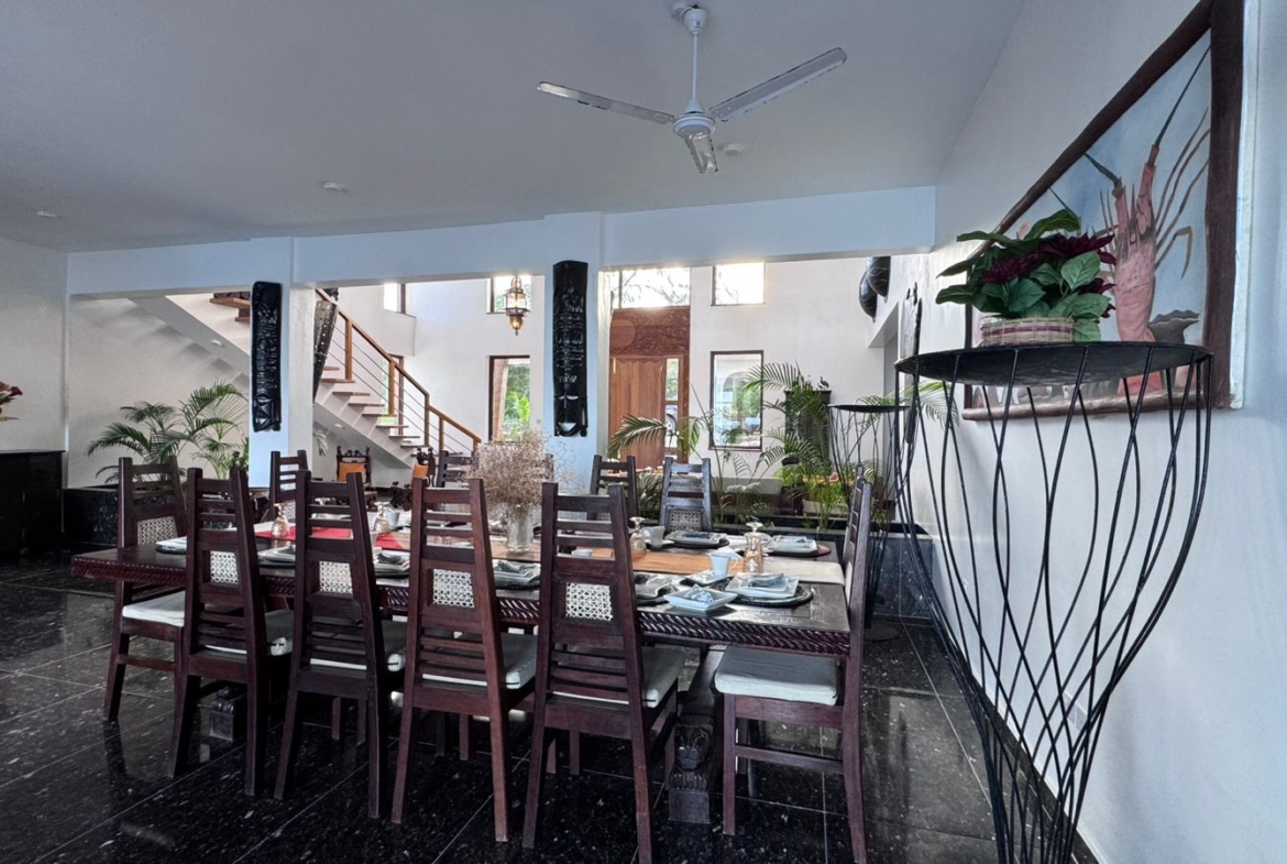 Rozzies Villa, malindi Luxurious Beachfront Holiday Villa, 6 Bedrooms