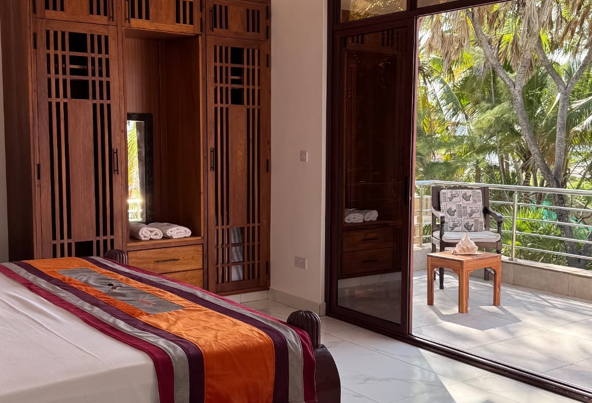 Rozzies Villa, malindi Luxurious Beachfront Holiday Villa, 6 Bedrooms
