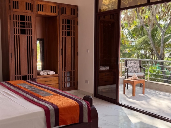 Rozzies Villa, malindi Luxurious Beachfront Holiday Villa, 6 Bedrooms