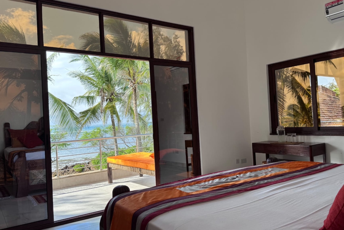 Rozzies Villa, malindi Luxurious Beachfront Holiday Villa, 6 Bedrooms