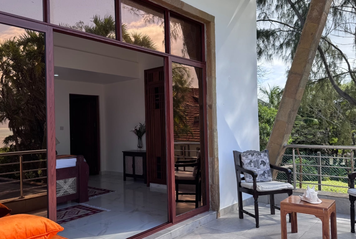 Rozzies Villa, malindi Luxurious Beachfront Holiday Villa, 6 Bedrooms