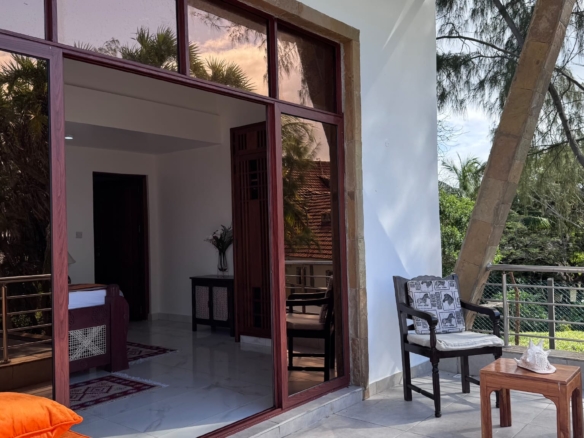Rozzies Villa, malindi Luxurious Beachfront Holiday Villa, 6 Bedrooms