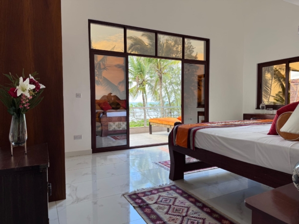 Rozzies Villa, malindi Luxurious Beachfront Holiday Villa, 6 Bedrooms