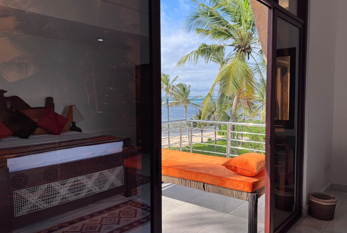 Rozzies Villa, malindi Luxurious Beachfront Holiday Villa, 6 Bedrooms