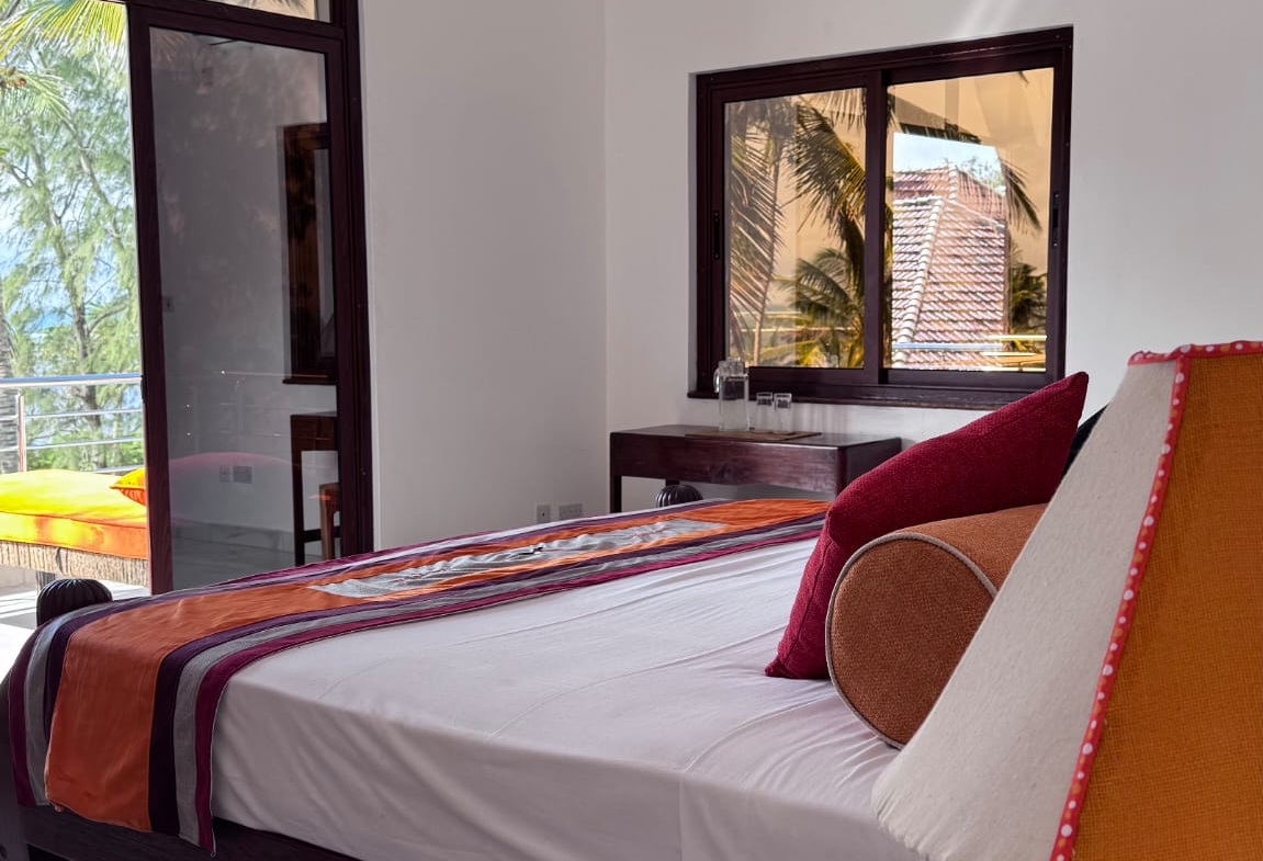 Rozzies Villa, malindi Luxurious Beachfront Holiday Villa, 6 Bedrooms